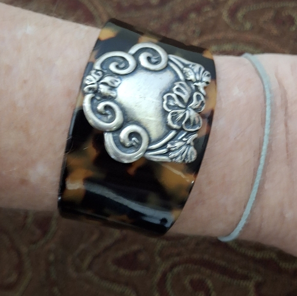 New Vintage Faux Tortoise Shell with Silver Ornament Cuff Bracelet. - Picture 7 of 14